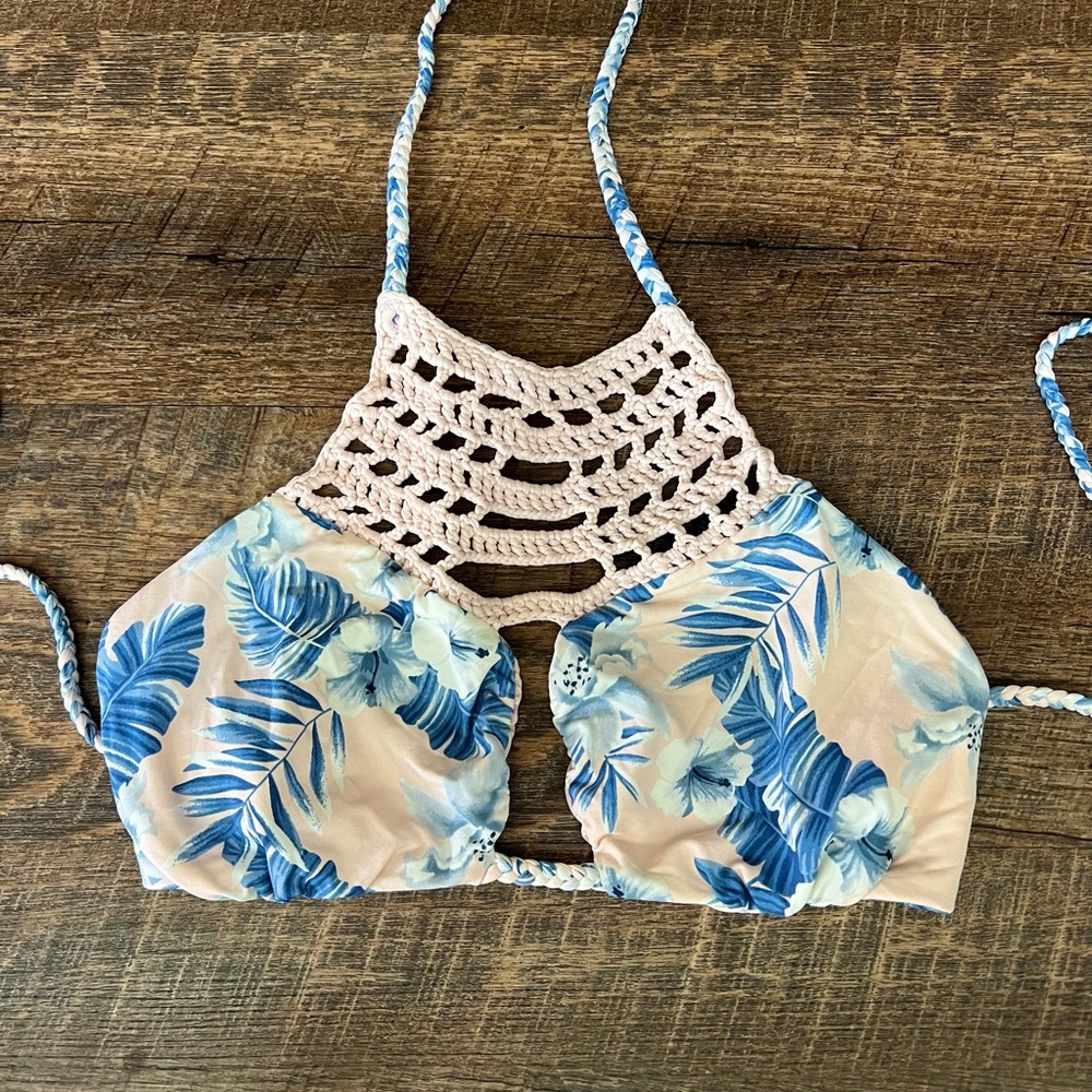 Frankie's Bikinis Blue & Pink Crochet Tropical Print Bikini Top- size large